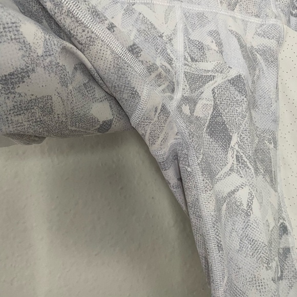 Lululemon Breezy Dot Legging Size 4 - Picture 4 of 6